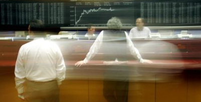 Traders deal on the trading floor of Germany's stock exchange Deutsche Boerse Group in Frankfurt January 14, 2005. The supervisory board of Deutsche Boerse will meet on Monday, financial sources said on Friday, confirming a German Magazine report, which said the meeting would discuss the exchange operators proposed offer for the London Stock exchange. REUTERS/Kai Pfaffenbach KP/MAD